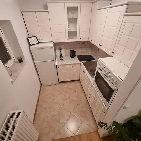 Little Cozy Apt Close To Centre